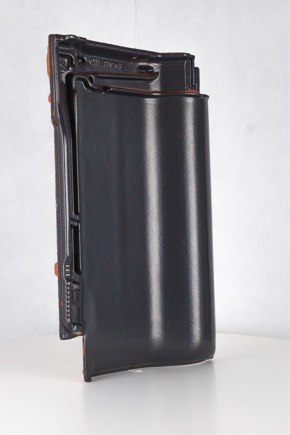 Przedmiot z nawierconym otworem do podwieszenia na żyłce.