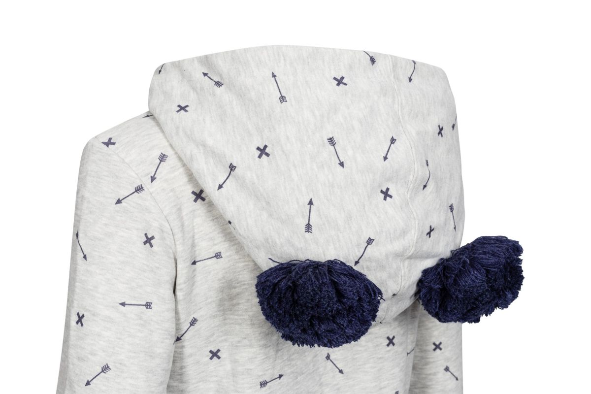 Fotografowanie produktów przy użyciu akcesoriów krawieckich. Na zdjęciu bluza z kapturem uformowanym za pomocą m.in. zwykłych szpilek.