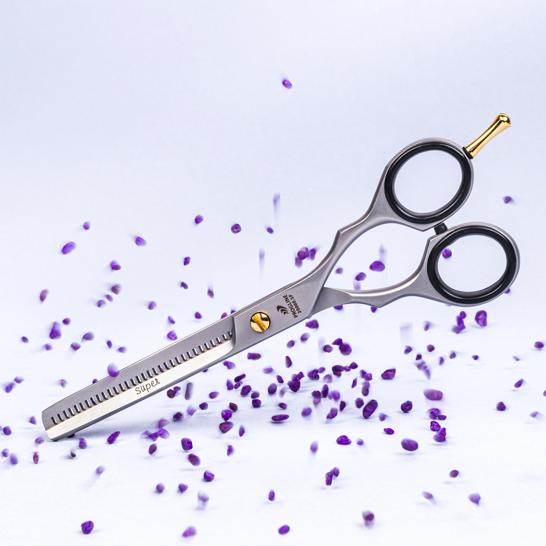 Kreatywna fotografia produktowa - przedmiot "w ruchu".