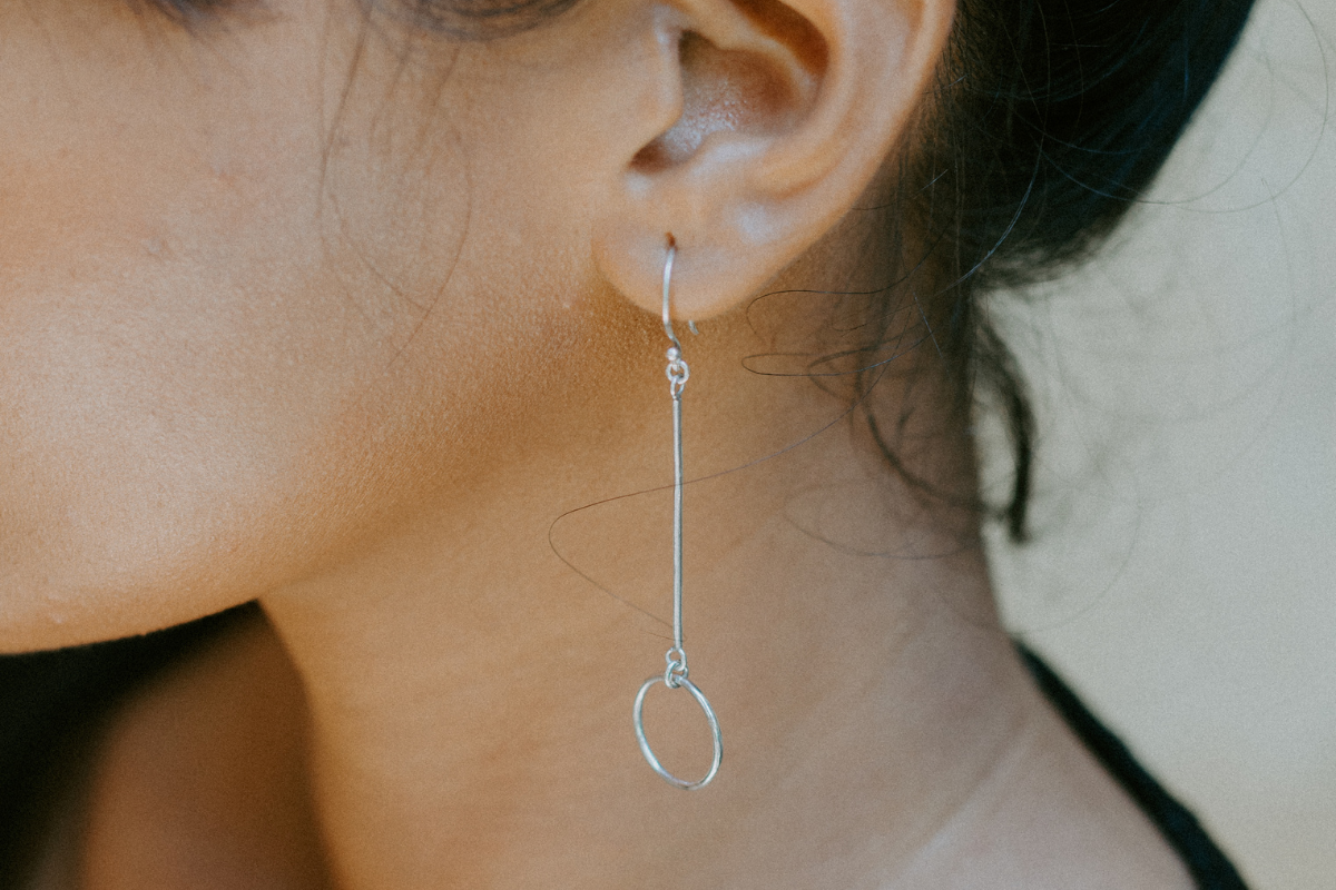 Zdjęcie modelki z kolczykiem.