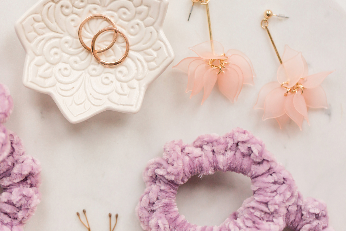 Fotografia biżuterii typu flatlay.