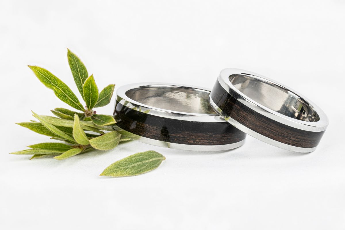 Zdjęcie obrączek z elementami drewna.