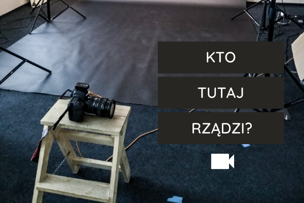 Fotograf produktowy i spółka - kadr z pracy w studio.
