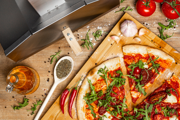 zdjęcie pizzy na stole