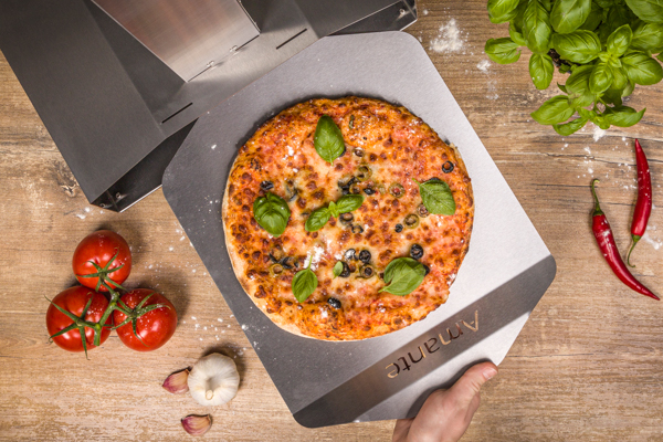 fotografia pizzy na stole